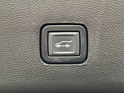 Used 2023 Chevrolet Traverse LT w/ LPO, Floor Liner Package image 35