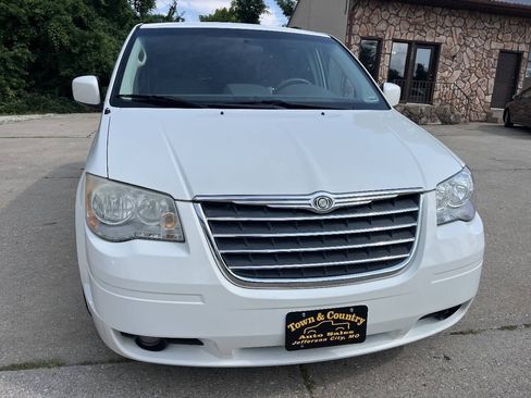 Used 2010 Chrysler Town & Country Touring FWD image 8