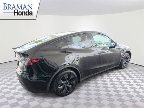 Used 2025 Tesla Model Y Long Range RWD image 3