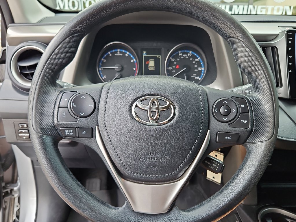 Used 2017 Toyota RAV4 LE FWD image 9