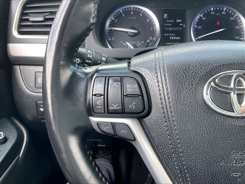 Used 2019 Toyota Highlander XLE AWD/4WD image 23
