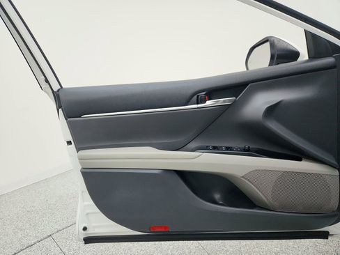 Used 2020 Toyota Camry SE w/ Sunroof Package image 20