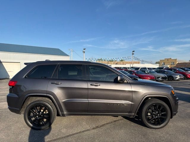 Used 2018 Jeep Grand Cherokee Altitude AWD/4WD image 4