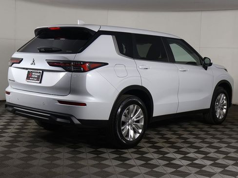 New 2026 Mitsubishi Outlander ES image 9