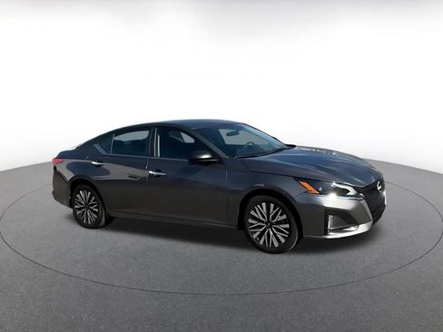 Used 2025 Nissan Altima 2.5 SV FWD image 2