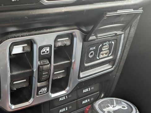 Used 2018 Jeep Wrangler Unlimited Sahara w/ Quick Order Package 24M Moab image 19