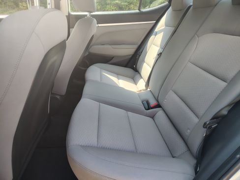 Used 2020 Hyundai Elantra SE FWD image 17