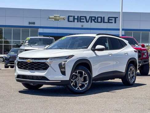 Certified 2024 Chevrolet Trax LT FWD image 1