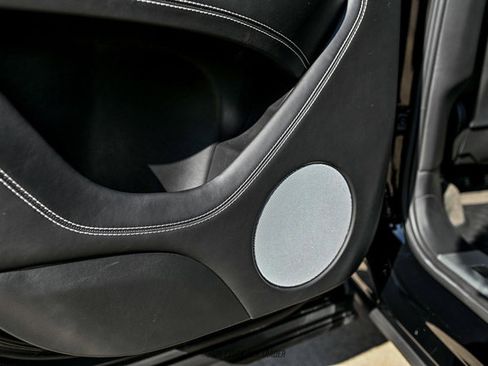 Used 2018 Bentley Bentayga image 49