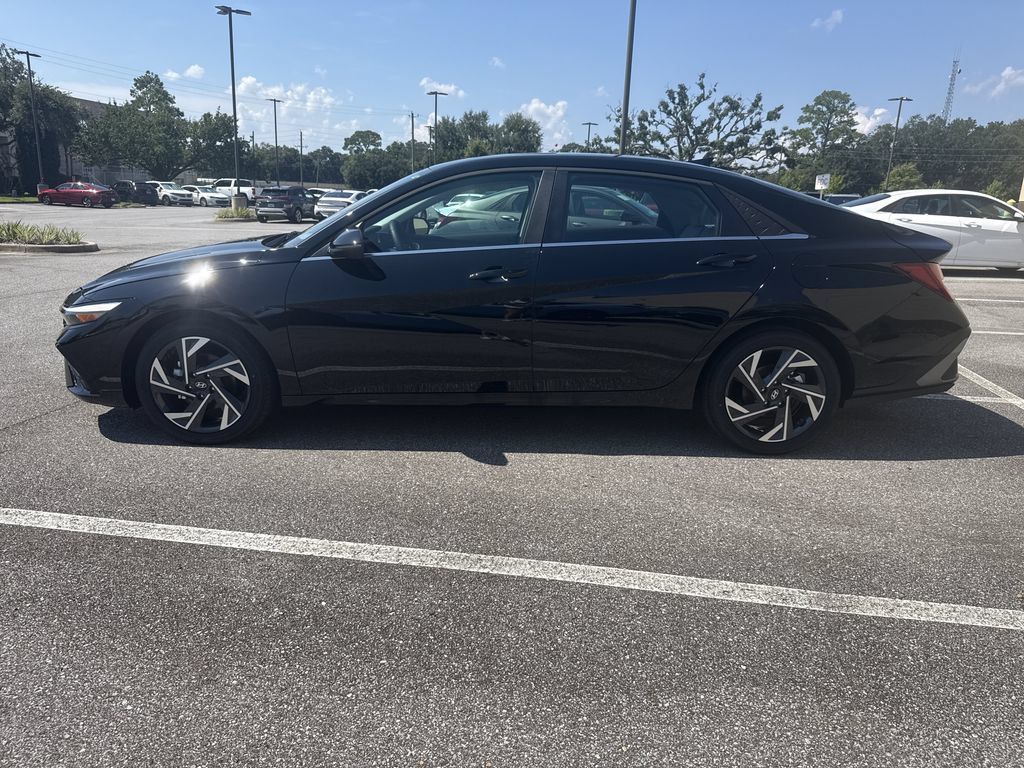 New 2026 Hyundai Elantra Limited FWD image 5