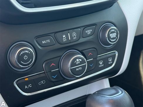 Used 2019 Jeep Cherokee Limited w/ Luxury Group image 22