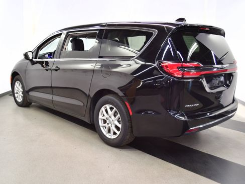 Used 2024 Chrysler Pacifica Touring-L FWD image 5