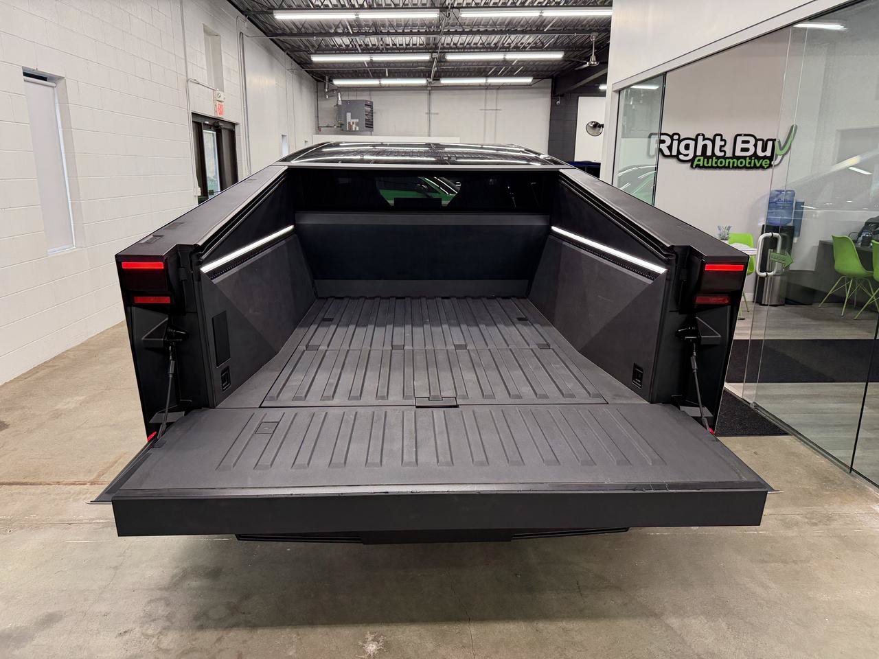 Used 2024 Tesla Cybertruck AWD Crew Cab image 17