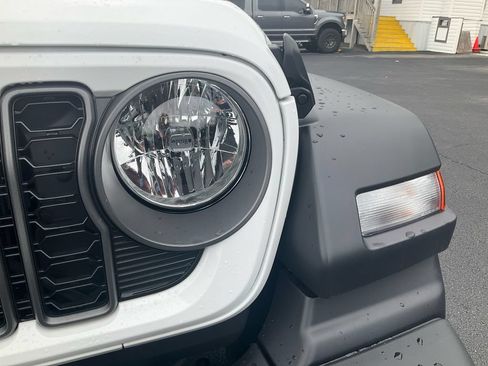 Used 2026 Jeep Wrangler Unlimited Sport AWD/4WD image 9