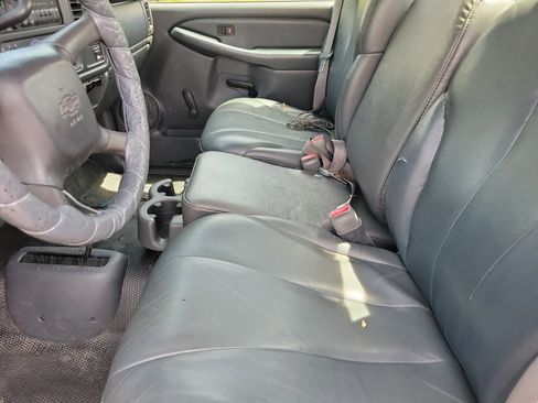 Used 2001 Chevrolet Silverado 1500 4x4 Regular Cab w/ Firm Ride Suspension Pkg image 4