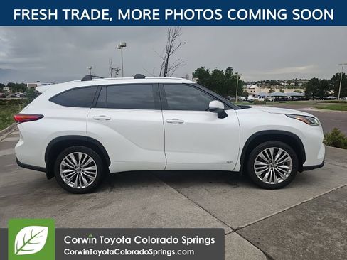 Used 2023 Toyota Highlander Platinum AWD/4WD image 2