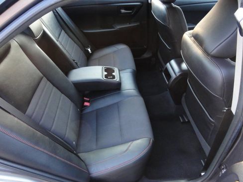 Used 2016 Toyota Camry SE FWD image 29