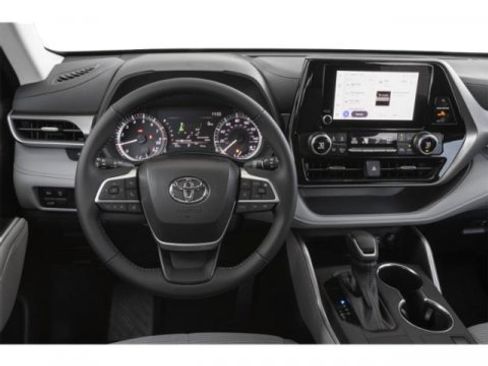 Certified 2025 Toyota Highlander LE FWD image 6