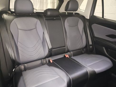 Used 2025 Volkswagen Tiguan SE AWD/4WD image 10
