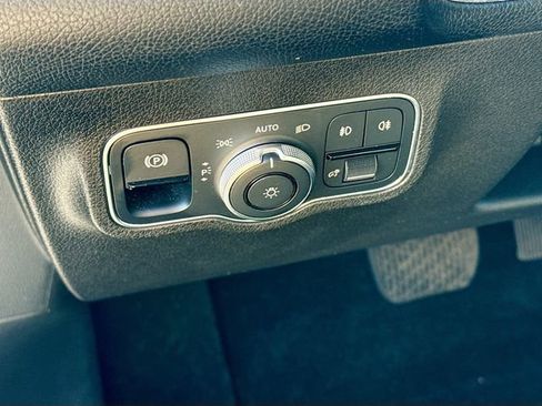 Used 2021 Mercedes-Benz GLB 250 4MATIC image 11