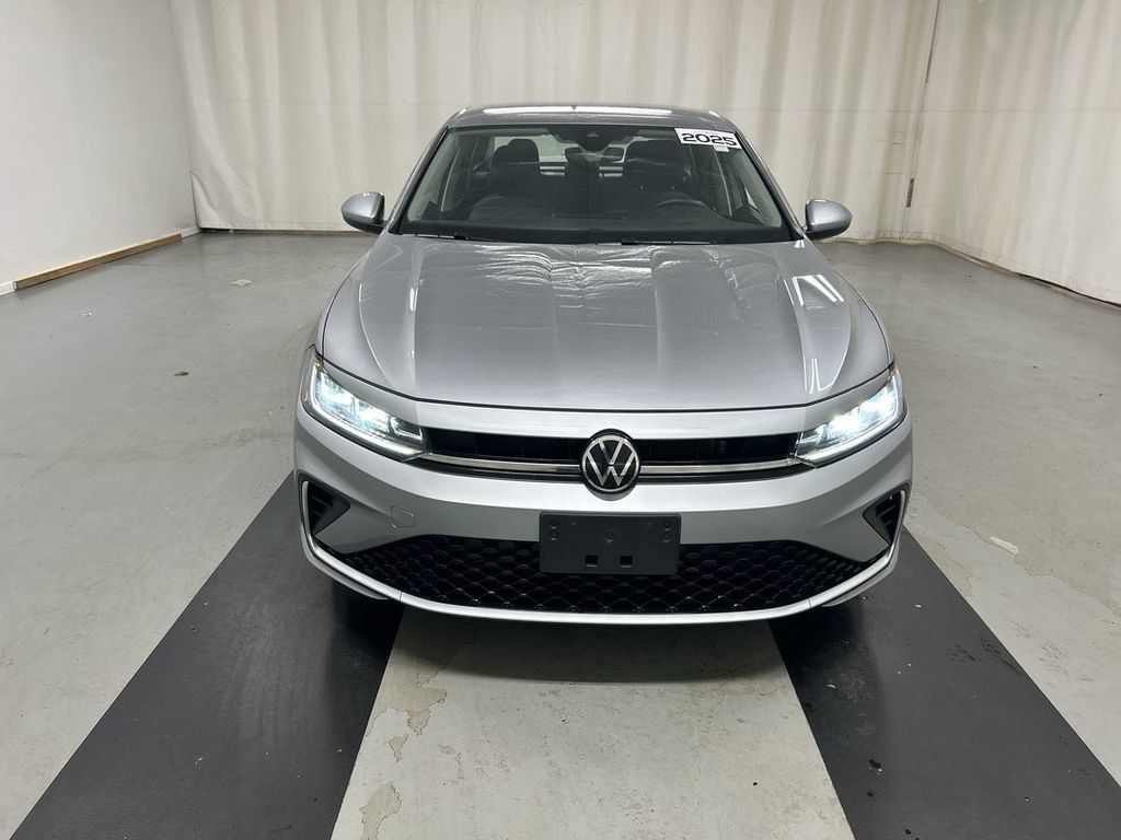 Used 2025 Volkswagen Jetta SE FWD image 3