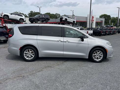 Used 2024 Chrysler Pacifica Touring-L FWD image 2
