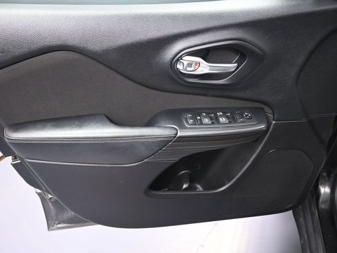 Used 2015 Jeep Cherokee Latitude w/ Comfort/Convenience Group FWD image 9