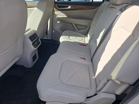 Used 2025 Volkswagen Atlas SE image 31