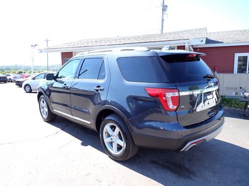 Used 2017 Ford Explorer XLT w/ Equipment Group 202A AWD/4WD image 4