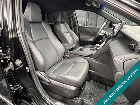 Used 2024 Toyota Venza XLE image 4