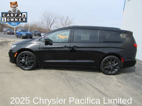 Used 2025 Chrysler Pacifica Limited FWD image 2