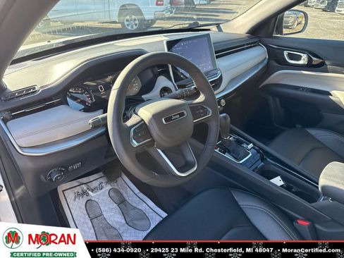 Used 2025 Jeep Compass Limited image 12