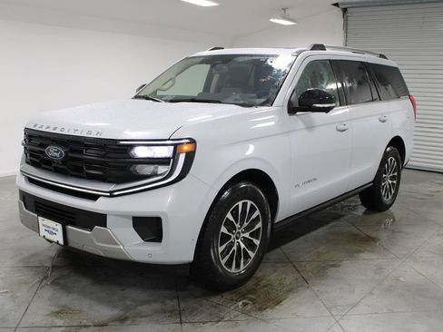 Used 2025 Ford Expedition Platinum image 4
