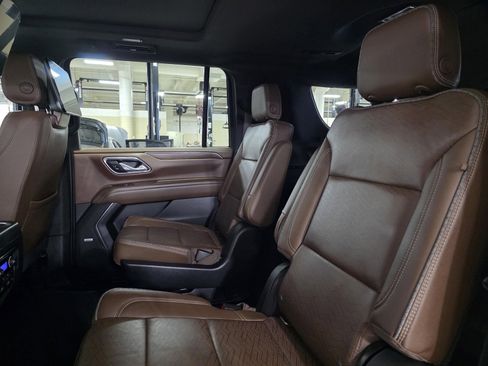 Used 2021 Chevrolet Suburban High Country w/ Premium Package image 15