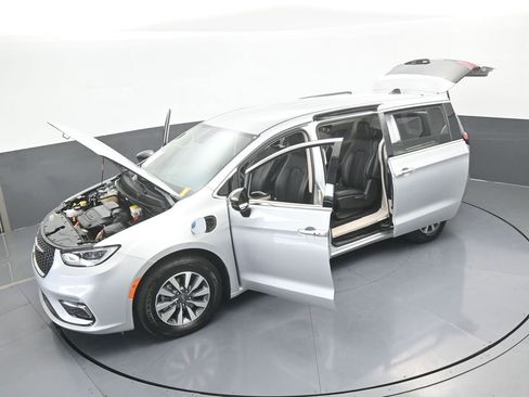 Used 2024 Chrysler Pacifica Select image 61