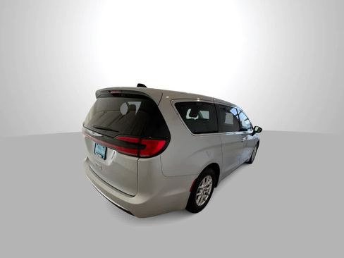 Used 2023 Chrysler Pacifica Touring-L FWD image 8
