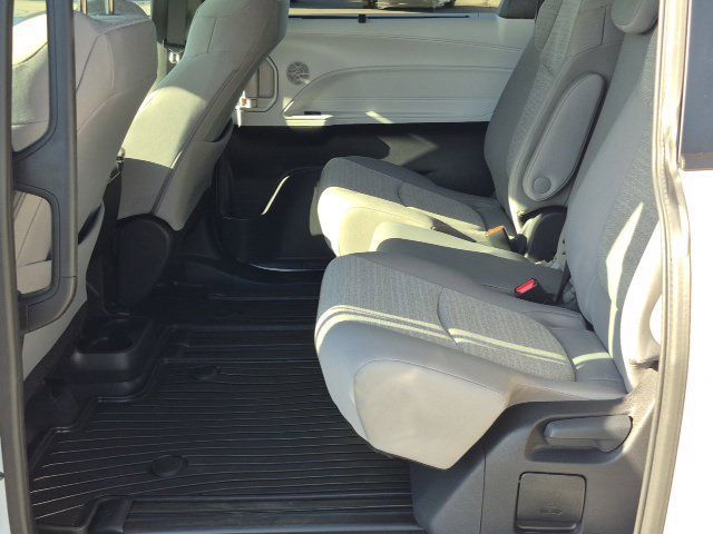 Used 2026 Toyota Sienna LE FWD image 19