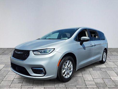 Used 2023 Chrysler Pacifica Touring-L FWD image 3