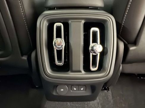 Used 2025 Volvo XC40 B5 Core AWD/4WD image 25