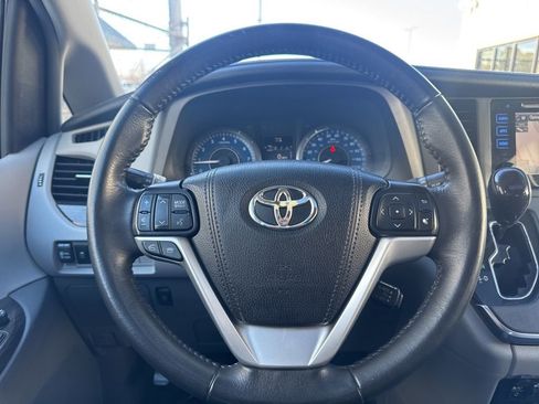Used 2017 Toyota Sienna XLE image 23