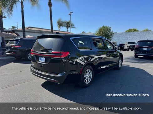 Used 2024 Chrysler Pacifica Touring-L FWD image 4