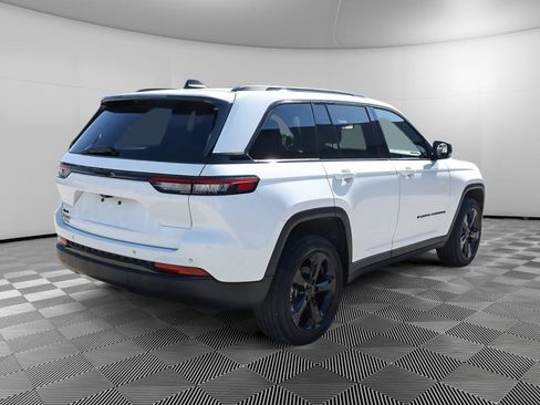 Used 2023 Jeep Grand Cherokee Altitude AWD/4WD image 6