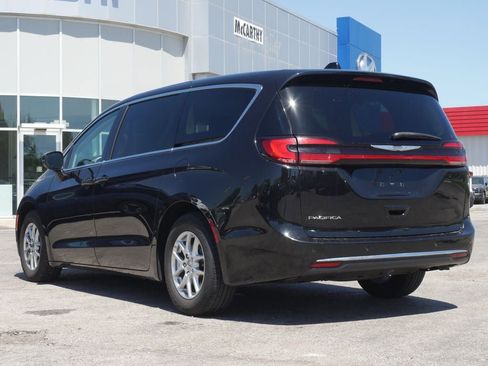 Used 2023 Chrysler Pacifica Touring-L FWD image 8
