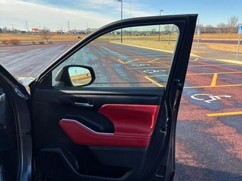 Used 2022 Toyota Highlander XSE image 17