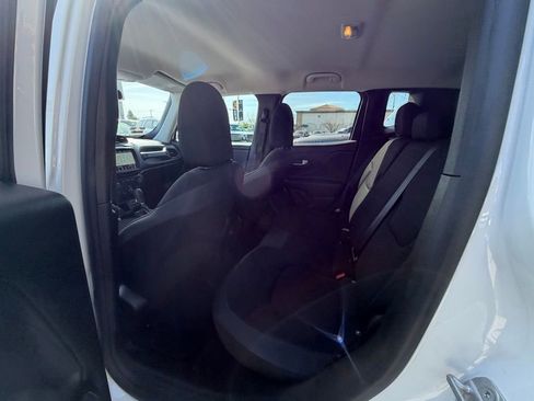 Used 2019 Jeep Renegade Altitude w/ UConnect 8.4 Nav Group image 8