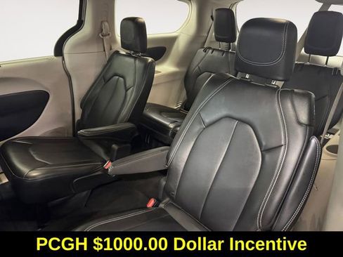 Used 2024 Chrysler Pacifica Touring-L image 21