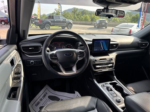 Used 2022 Ford Explorer XLT w/ Equipment Group 202A image 13