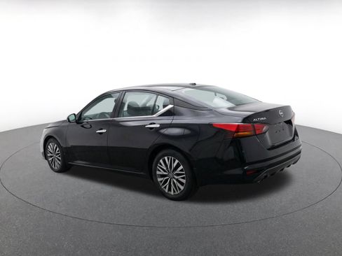 Used 2025 Nissan Altima 2.5 SV FWD image 7