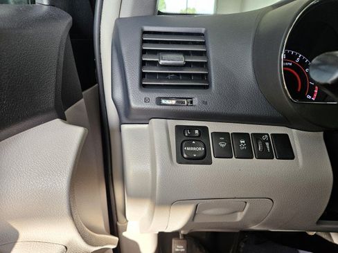 Used 2013 Toyota Highlander Plus FWD image 29