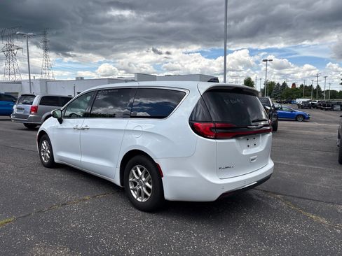 Used 2023 Chrysler Pacifica Touring-L FWD image 3